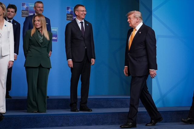 Aile fotoğrafında dikkat çeken an! Meloni, Trump'ı görünce başını çevirdi