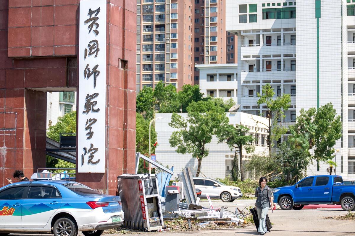 Huanggang\'da Hortum: Üniversite Hasar Gördü