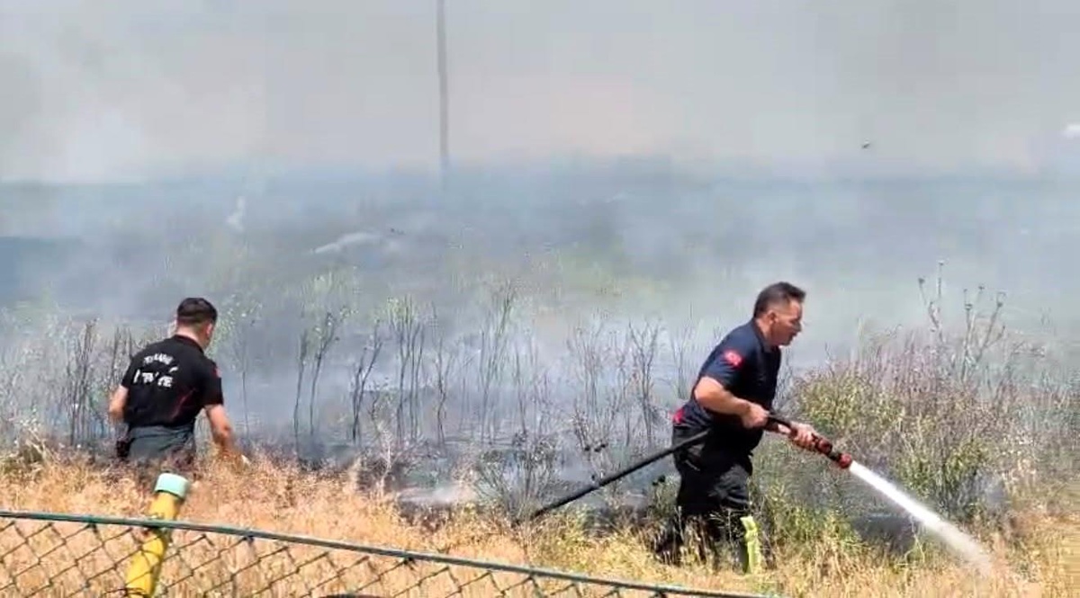 Anız yangınında zamanında müdahale dükkanları korudu
