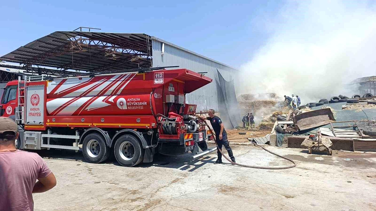 Antalya\'da besihanede çıkan yangında 60 saman balyası kül oldu
