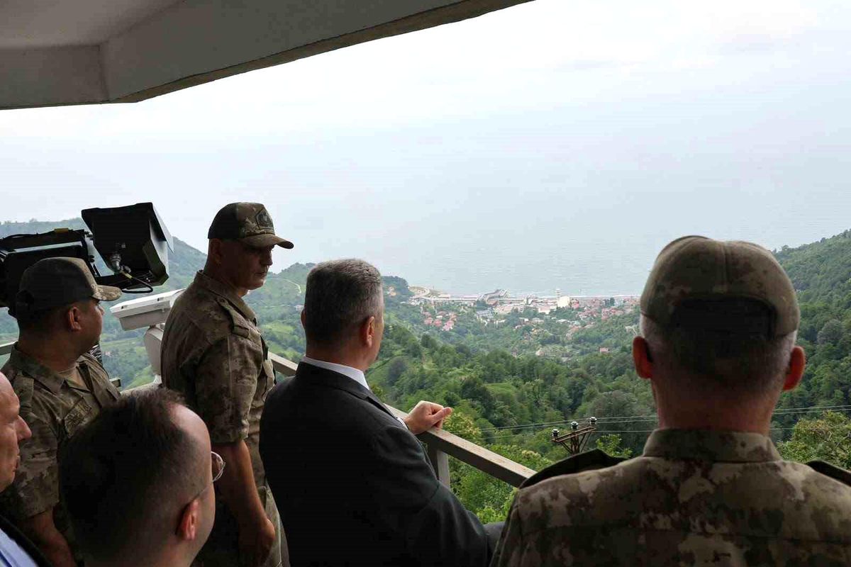 Vali Ergün, Sarp ve Yolbaşı Karakollarını Ziyaret Etti