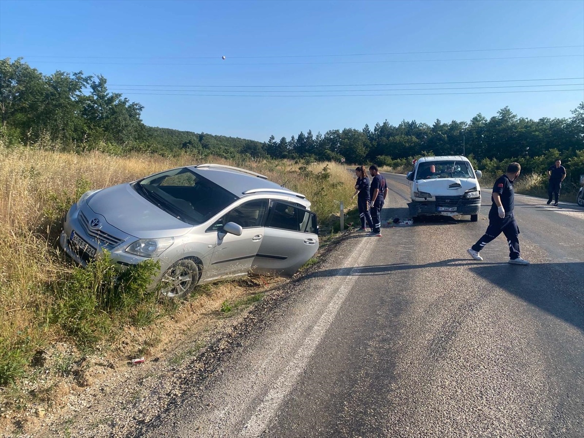 Bozüyük\'te Trafik Kazası: 3 Yaralı