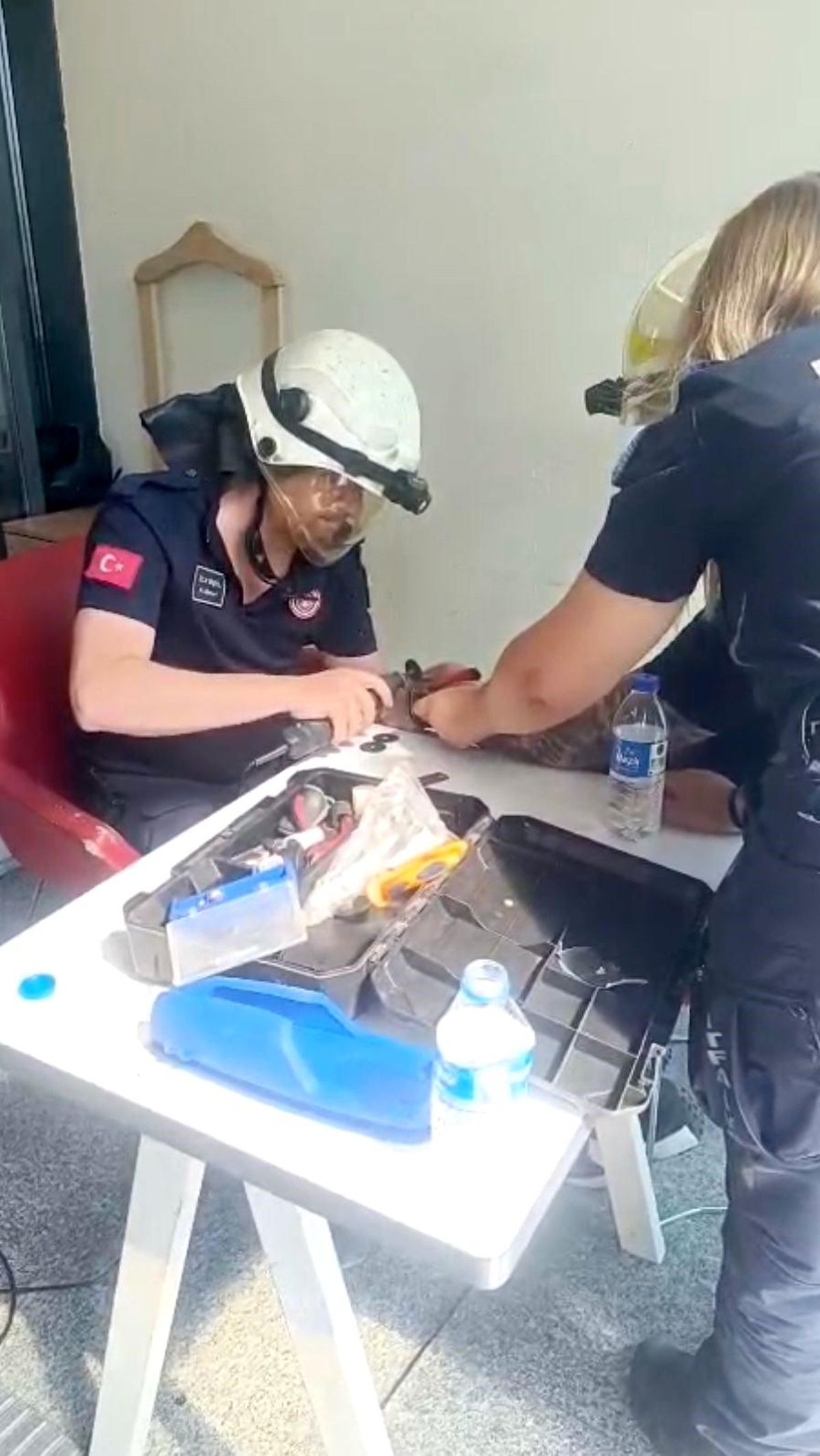 Bileğinde sıkışan kelepçe itfaiyenin müdahalesiyle çıkartıldı