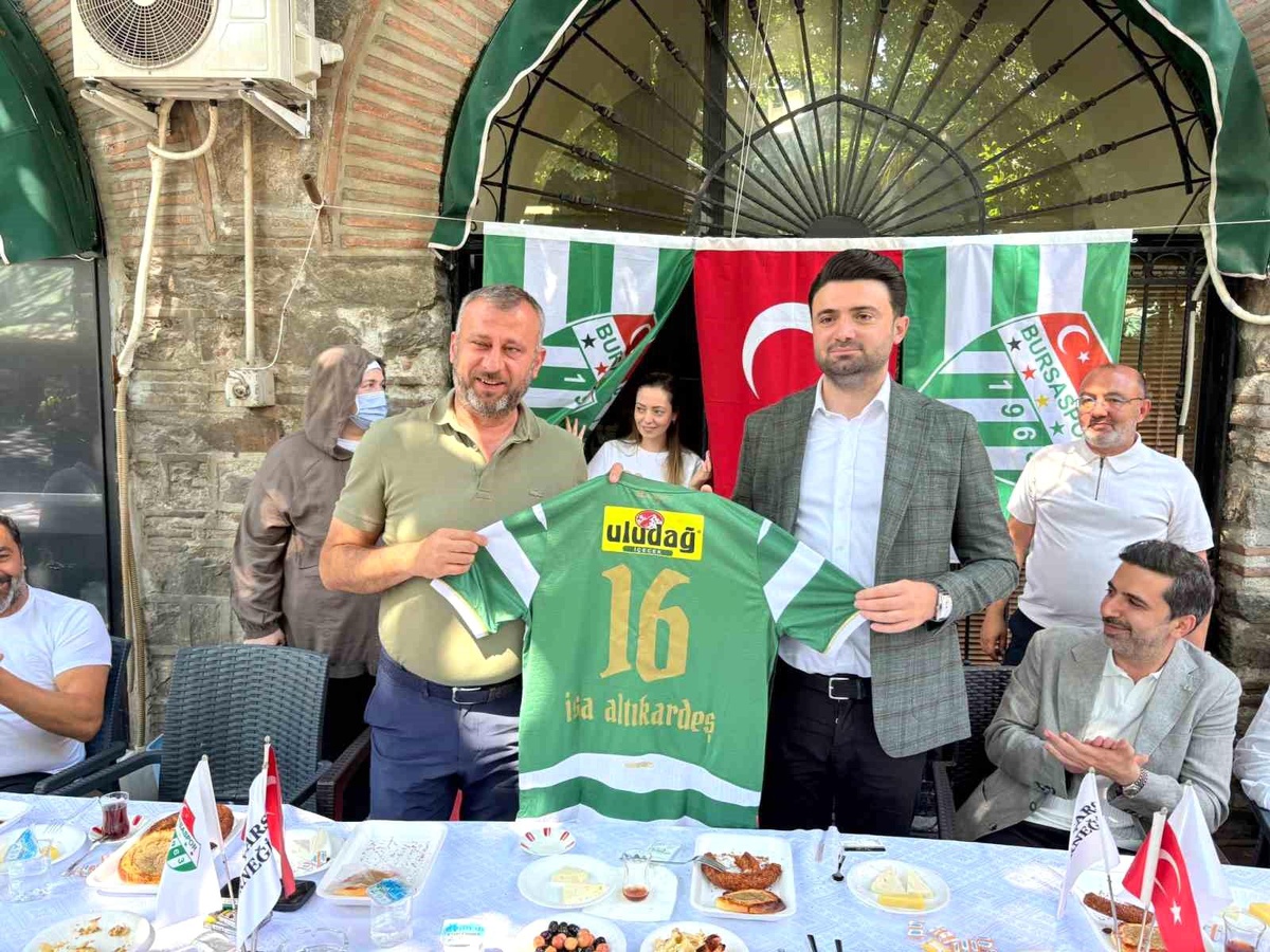 Bursaspor Başkanı Enes Çelik Kapalı Çarşı\'da esnafla buluştu