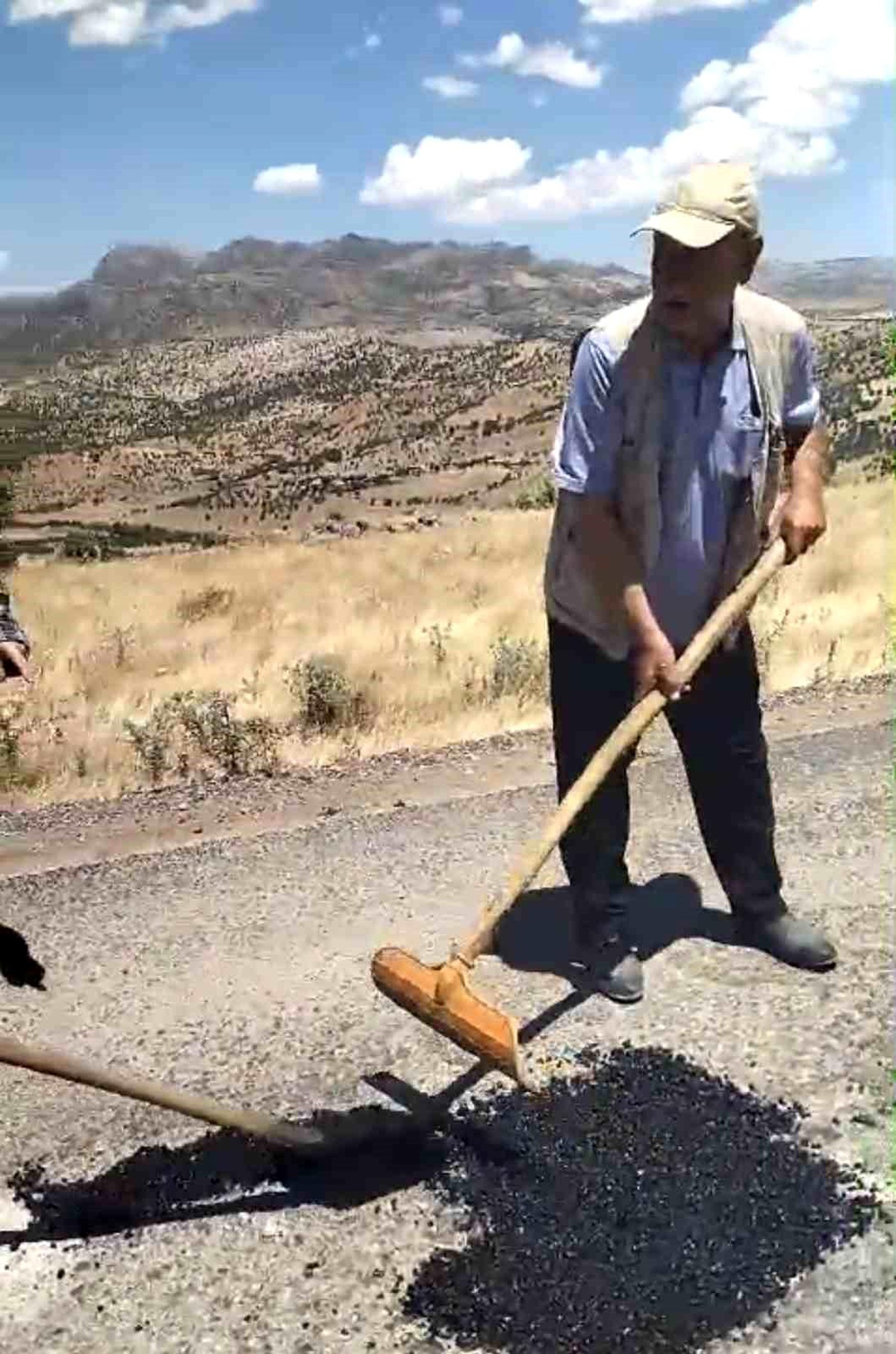 Çermik\'te Mahalle Yolu Onarıldı