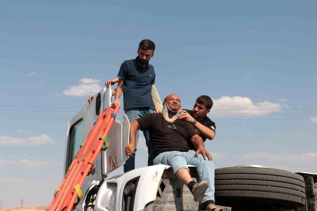 Cizre\'de virajı alamayan tır devrildi: 1 yaralı