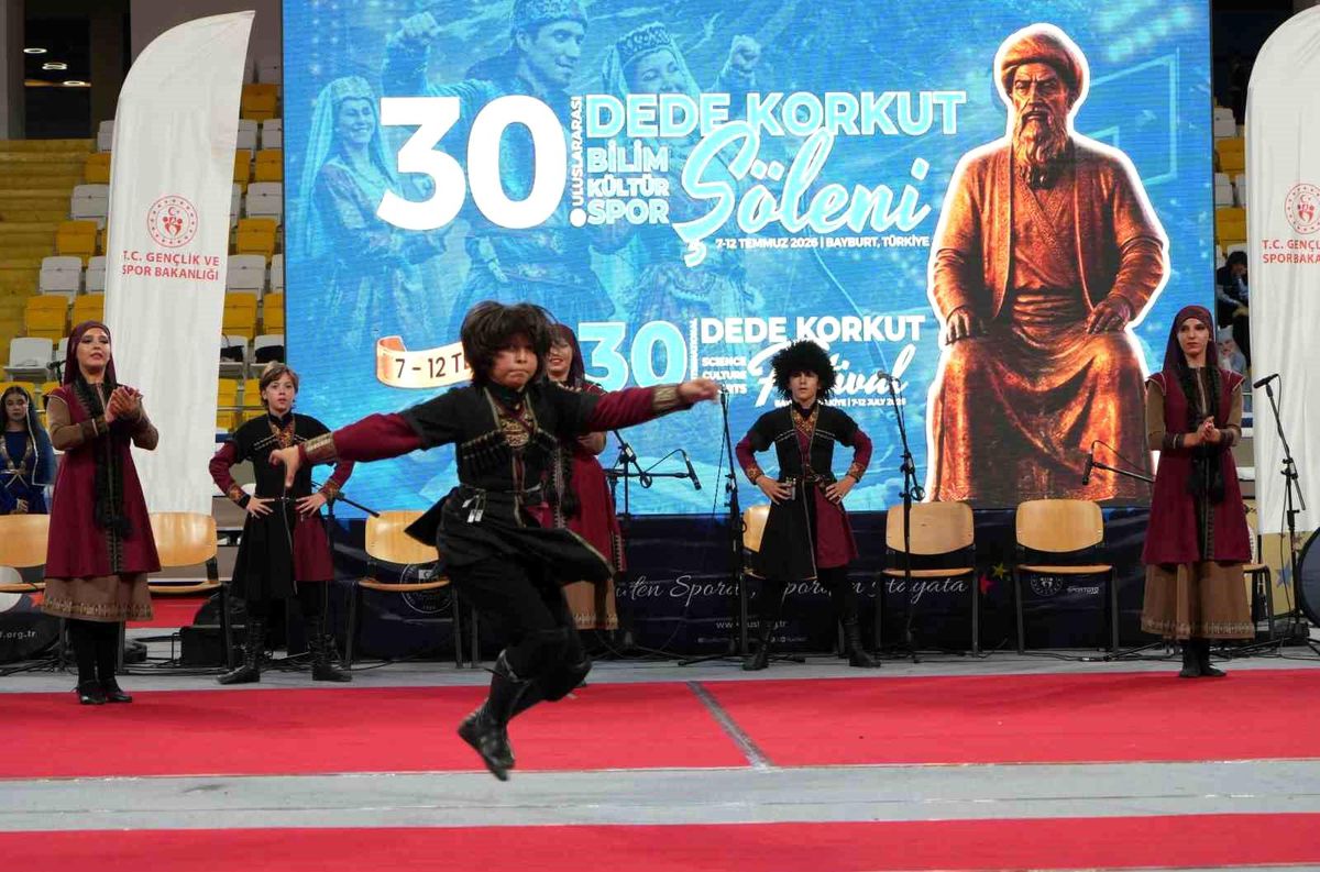 Dede Korkut Şöleni\'nde 11 ülkeden 15 ekip sahne aldı