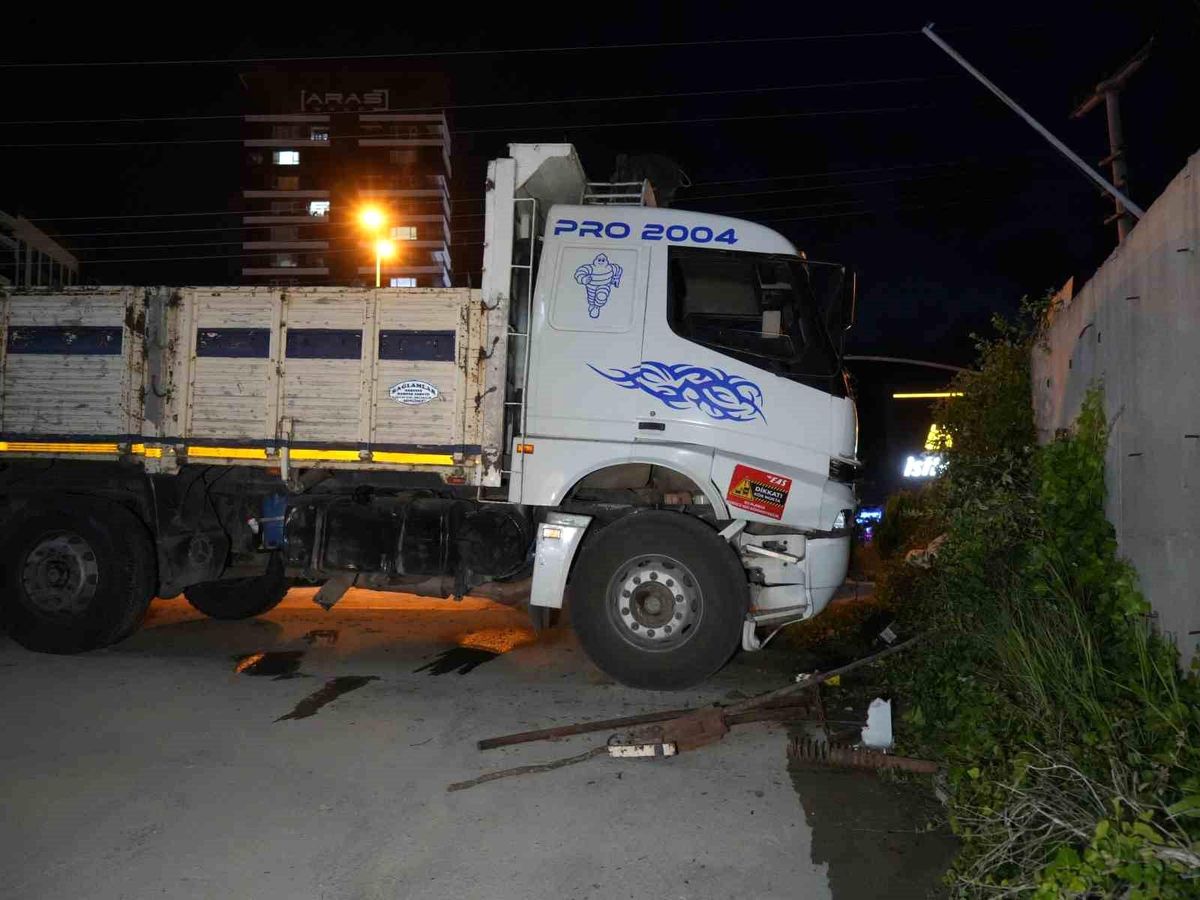 Kastamonu\'da Kamyon Kontrolden Çıktı