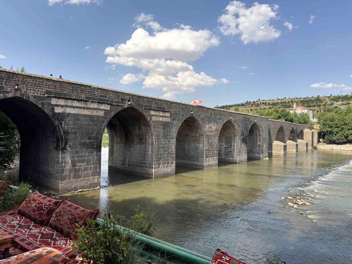 On Gözlü Köprü Sıcaklar Nedeniyle Boşaldı