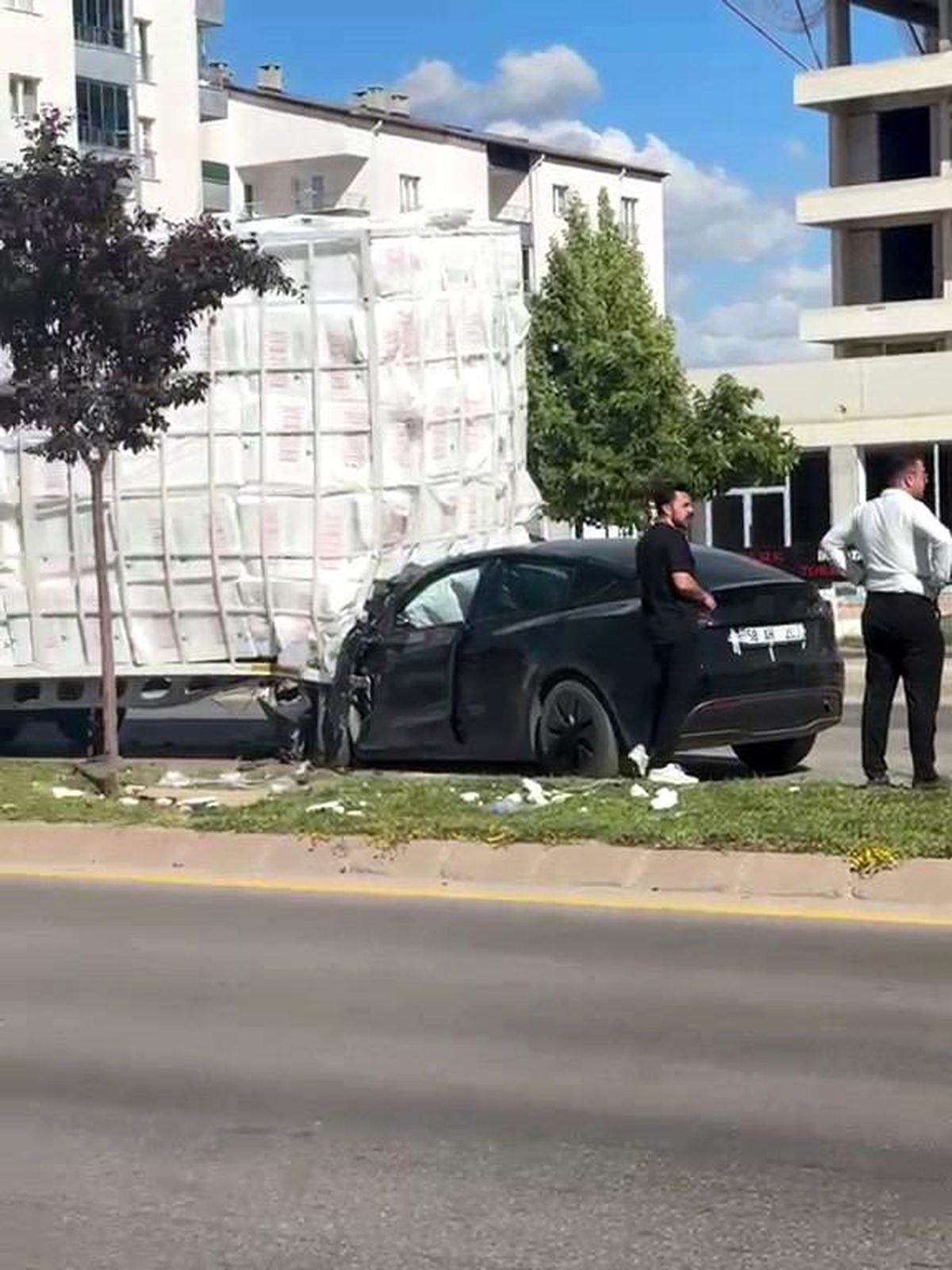 Sivas\'ta Dorseye Çarpan Otomobil Hurdaya Döndü