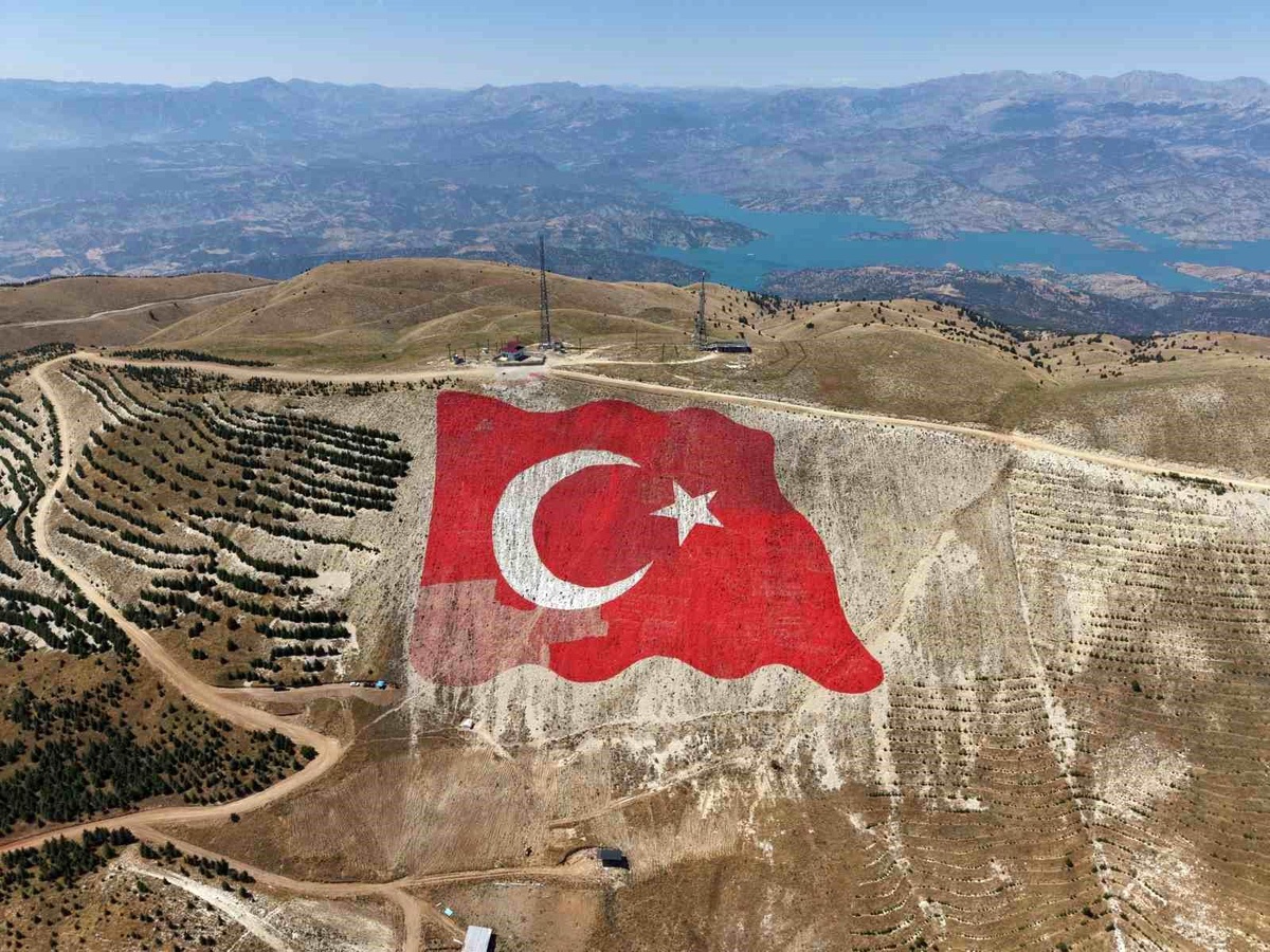 Dünyanın en büyük Türk bayrağı yeniden eski görkemine kavuştu
