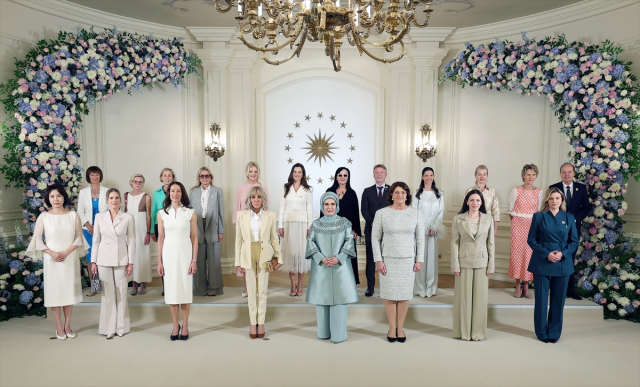 <a class='keyword-sd' href='/emine-erdogan/' title='Emine Erdoğan'>Emine Erdoğan</a>, liderlerin eşlerini <a class='keyword-sd' href='/cankaya-kosku/' title='Çankaya Köşkü'>Çankaya Köşkü</a>'nde ağırladı