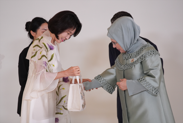 Emine Erdoğan, liderlerin eşlerini Çankaya Köşkü'nde ağırladı