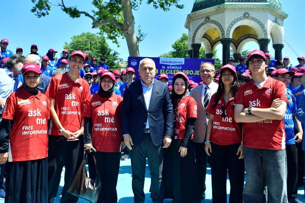 Fatih\'te gönüllü öğrenciler tarihi mekanları turistlere anlatacak