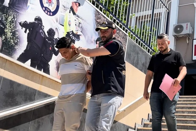 İstanbul'daki restoranlarda müşterilerin çantasını çalan çocuk hırsız yakalandı