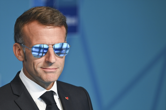 İşte Macron'un güneş gözlüğünü hiç çıkarmamasının nedeni