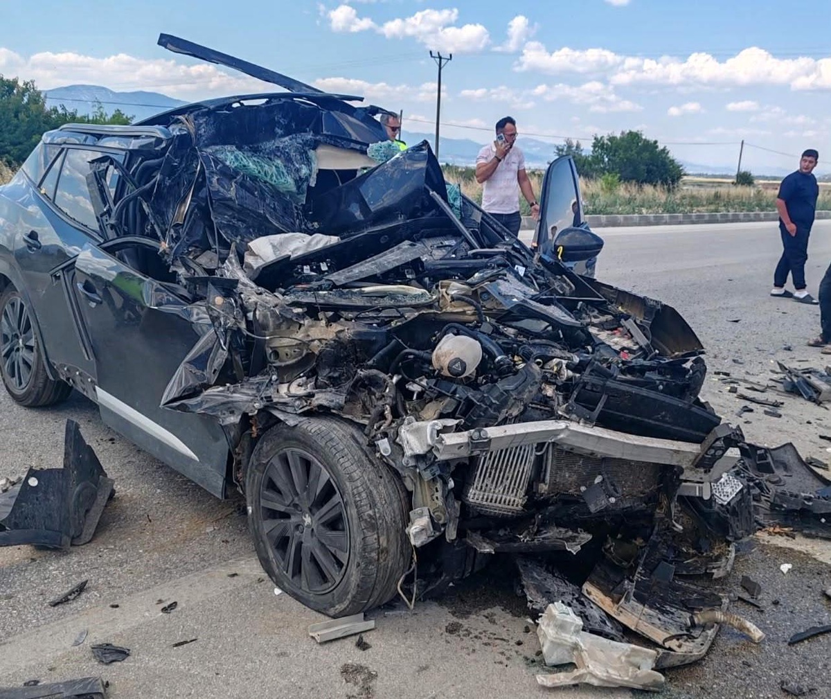 Burdur\'da Kaza: Otomobil Kamyonete Çarptı