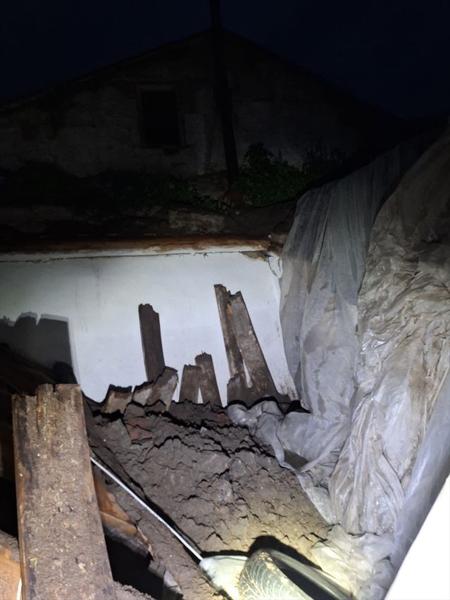 Kars’ta Sağanak Sebebiyle Ev Çöktü