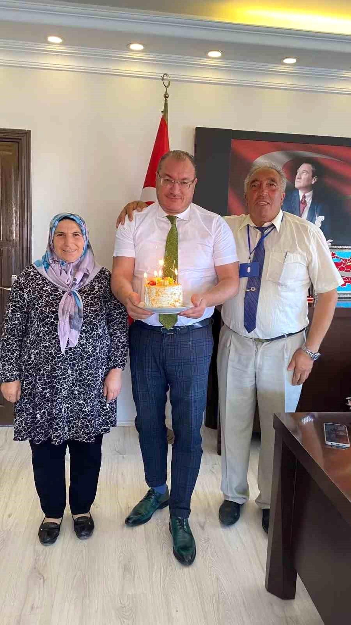 Kaymakam Arıkan\'a Sürpriz Doğum Günü Kutlaması