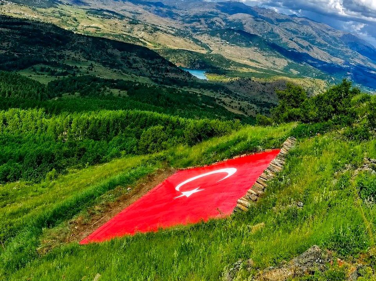 Hünkar Kalesi\'ndeki Dev Türk Bayrağına Bakım Yapıldı