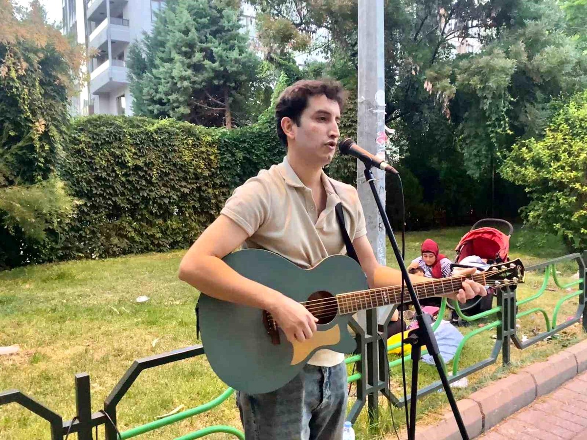 Ekin Uğur Sokaklarda Müzik Yapmayı Tercih Ediyor