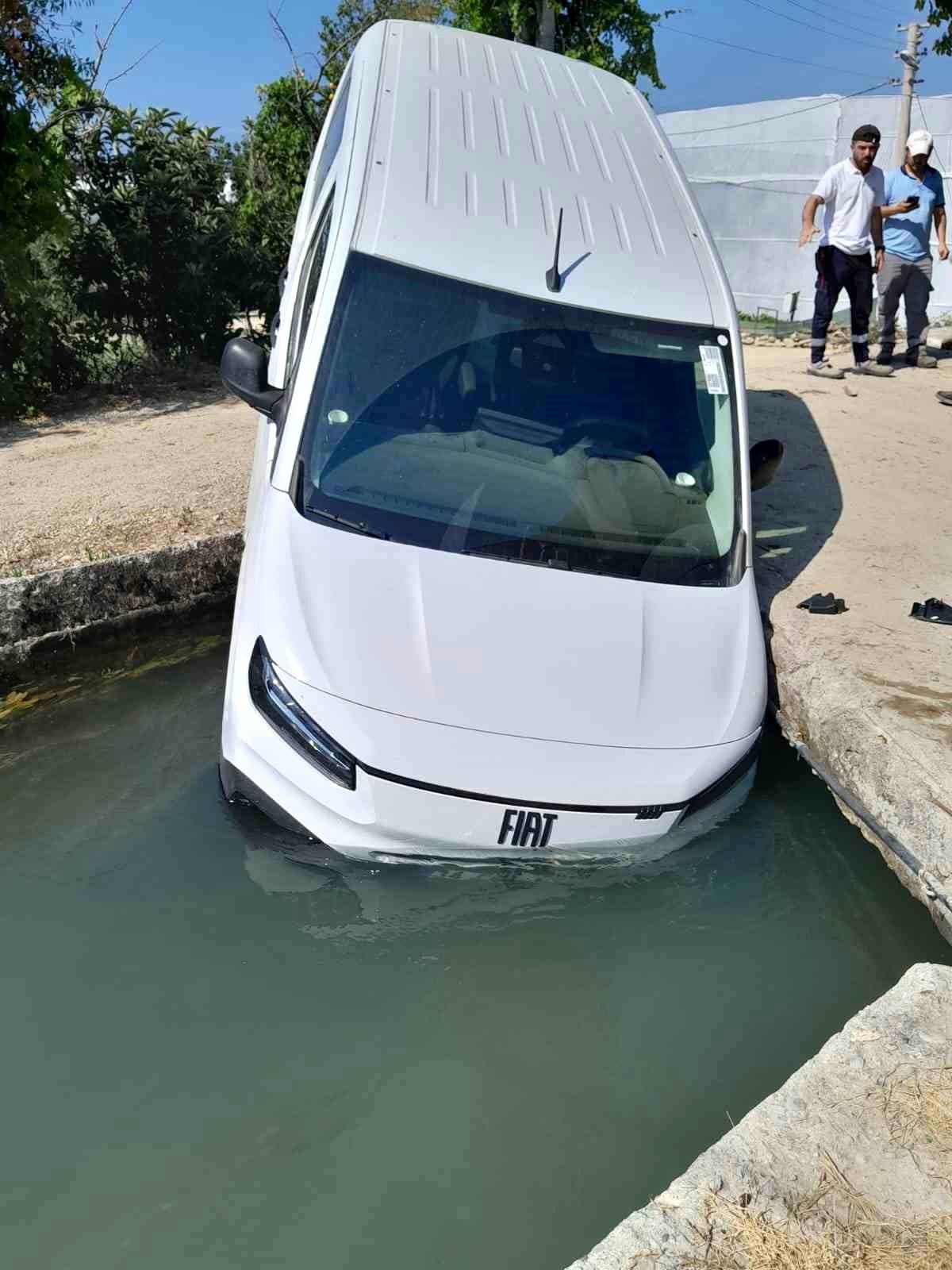 Manavgat\'ta Araç Sulama Kanalına Düştü