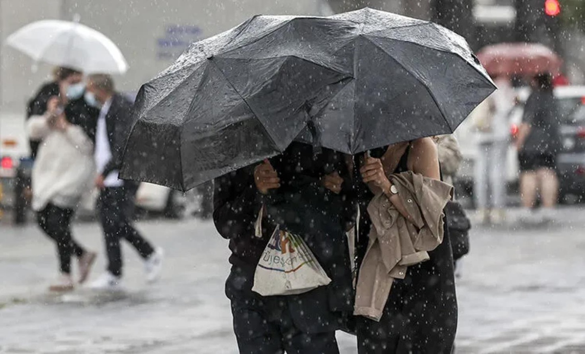 Meteoroloji tarih verdi: İstanbul\'a gök gürültülü sağanak geliyor!