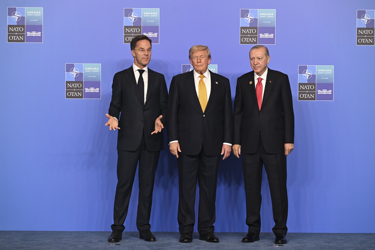 NATO Zirvesi\'nde aile fotoğrafı çekimi