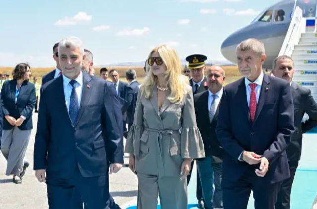 NATO Zirvesinde sıra dışı olay! Çift başlılık Ankara'ya uzandı