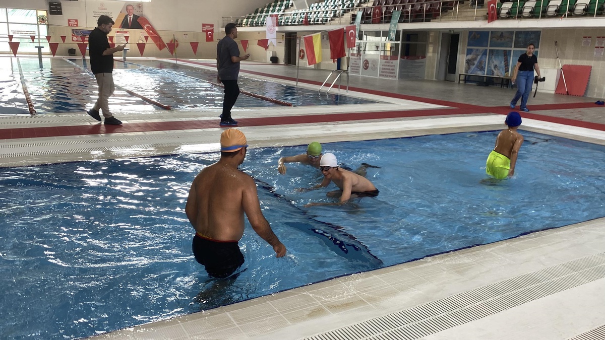 Özel Gereksinimli Çocuklar Havuzla Tanıştı