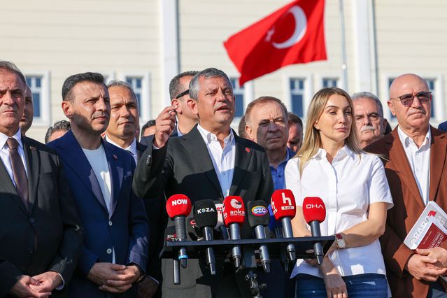 Özgür Özel, İmamoğlu’nun davasını takip etti