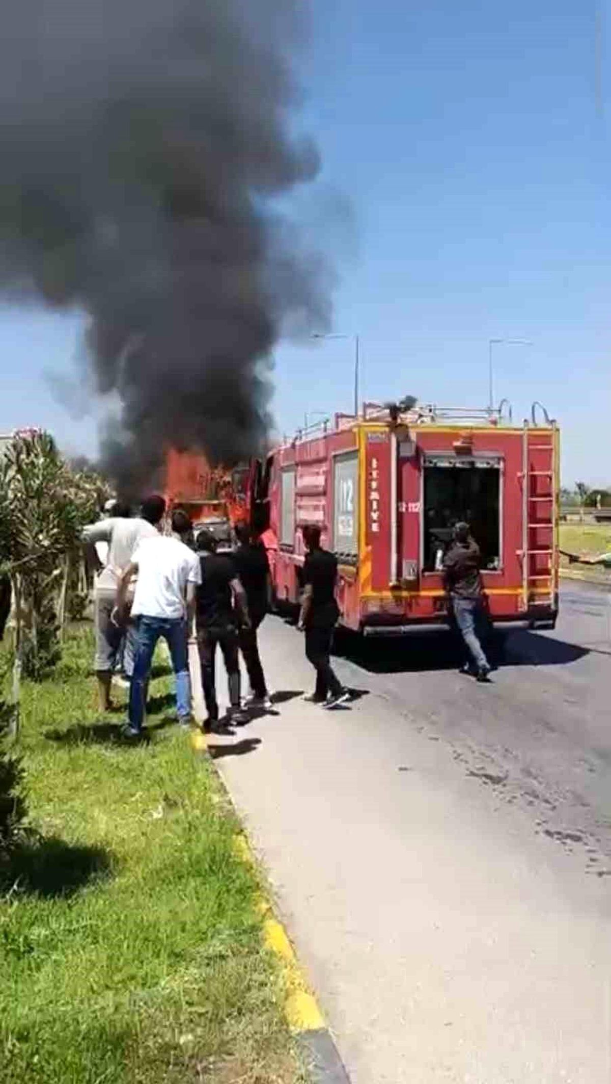 Seyir halindeki pikap alevlere teslim oldu