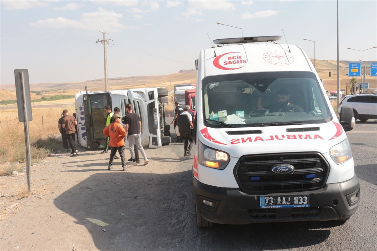 Cizre\'de Tır Devrildi, Sürücü Yaralandı
