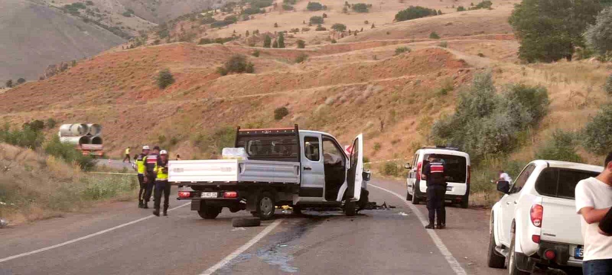 Divriği\'de şerit ihlalli kaza: 1 ölü, 2 yaralı