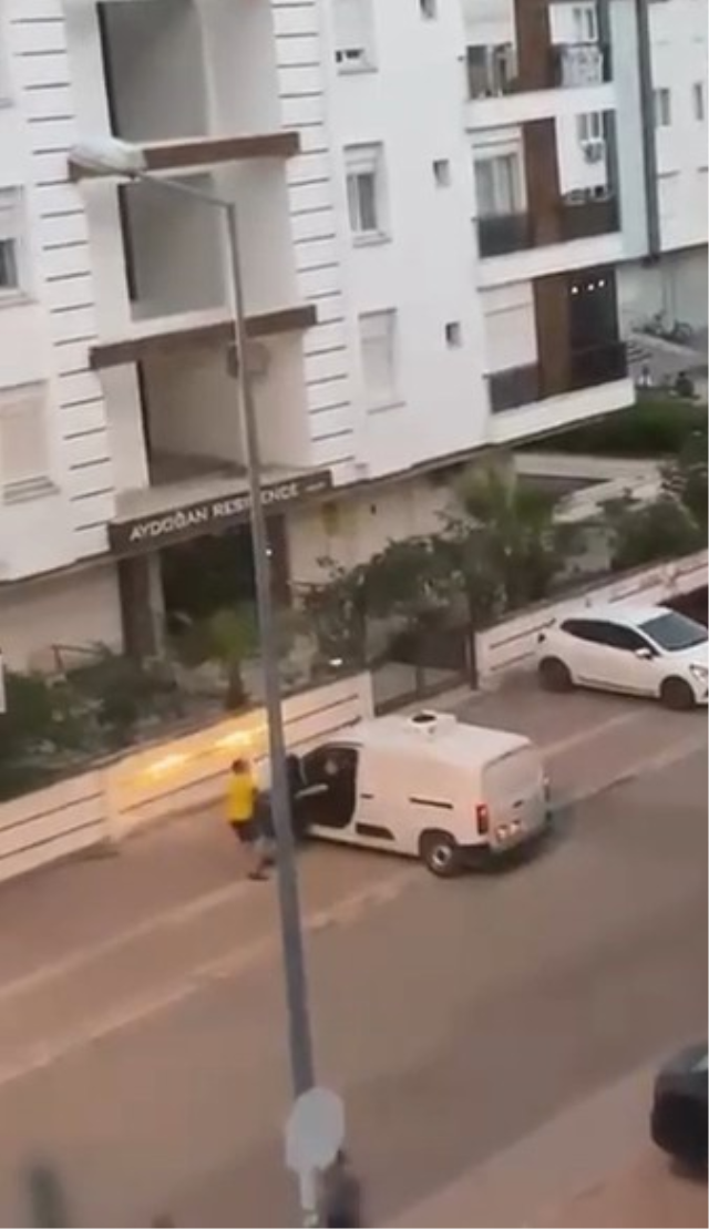 Tartıştığı kişinin üzerine aracı sürüp kapıya sıkıştırdı: O anlar kameraya yansıdı