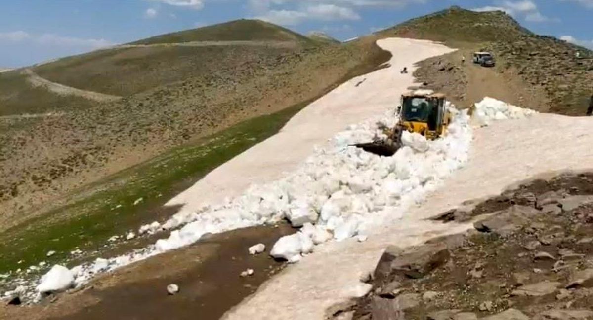 Bitlis\'te Yazın ortasında karla mücadele