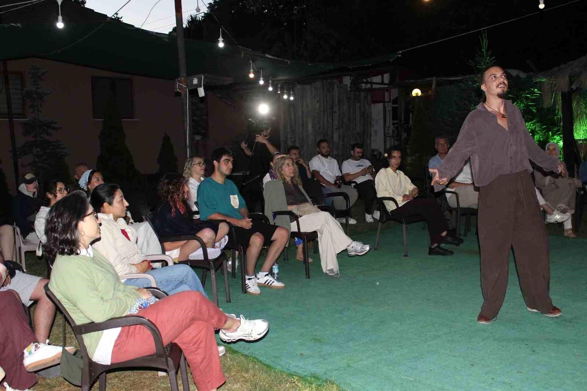 Zonguldak\'ta Ulaş Çağatay Sönmez\'den Stand-Up Gösterisi