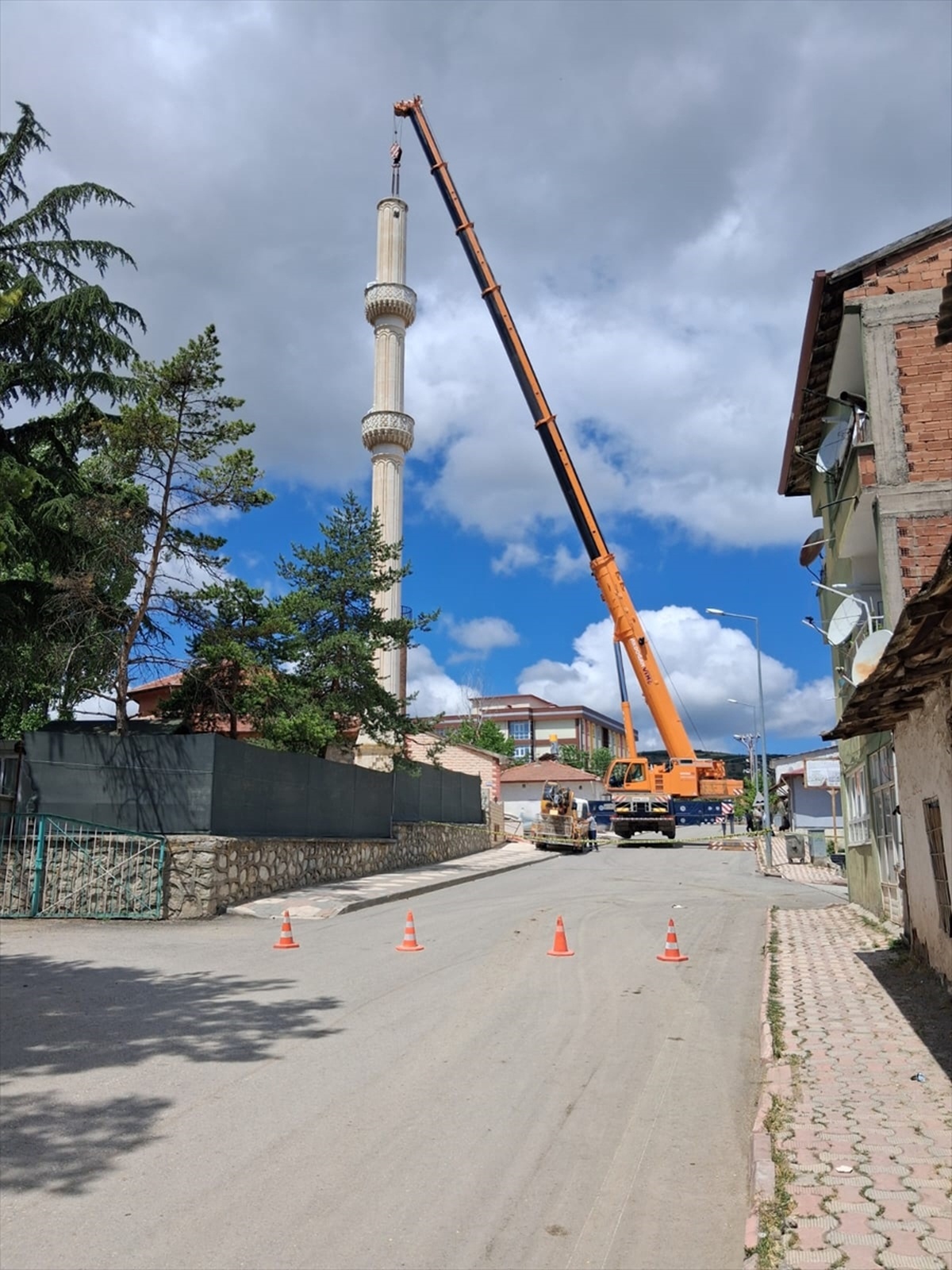 Artova\'da Zarar Gören Minare Yıkıldı