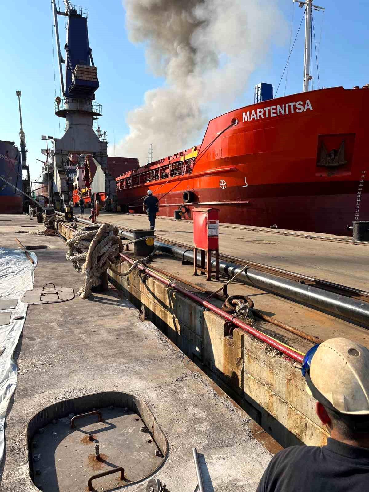 Yalova\'da Kargo Gemisinde Patlama
