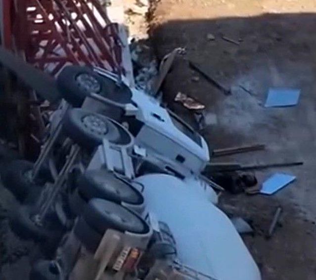 Beton Mikseri Devrildi, Sürücü Yaralandı