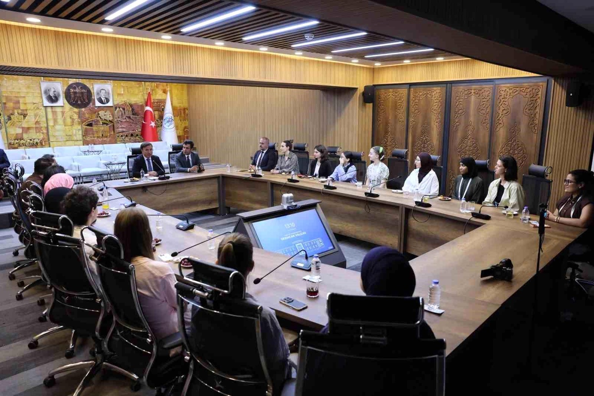 Erzincan\'da Uluslararası Öğrenciler Valiyi Ziyaret Etti