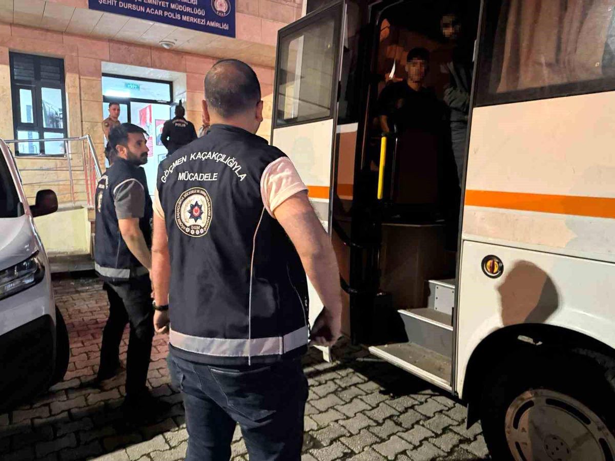 Artvin\'de kaçak göç operasyonu: 56 Afgan yakalandı