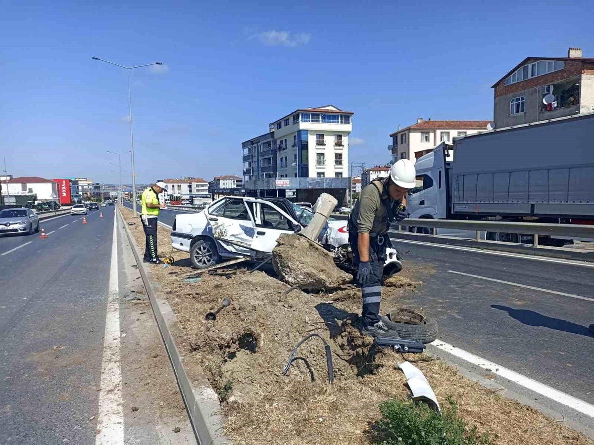 Samsun\'da Kaza: Otomobil Aydınlatma Direğine Çarptı