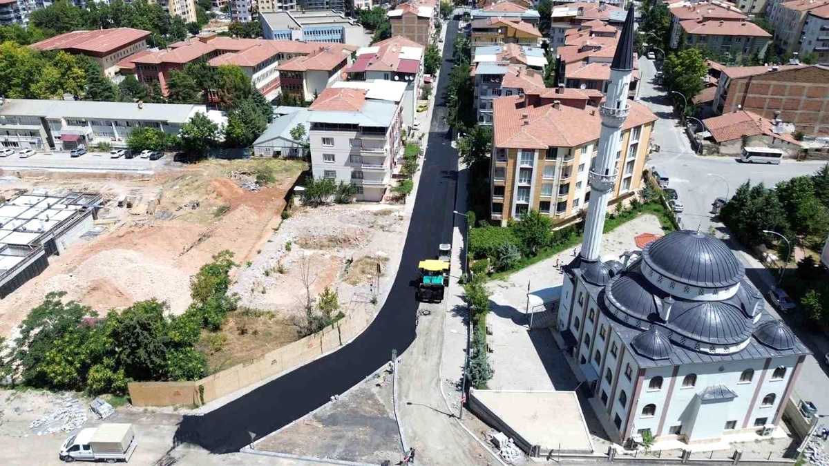 Battalgazi\'de asfalt mesaisi aralıksız sürüyor