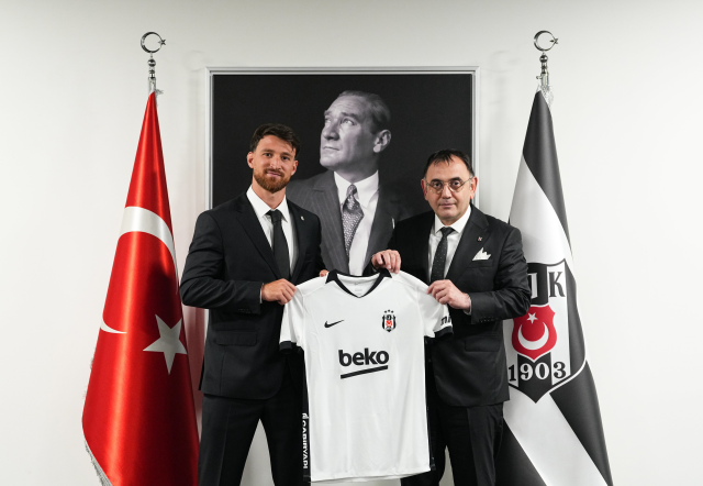 Beşiktaş, Salih Özcan'la 3+1 yıllık sözleşme imzaladı