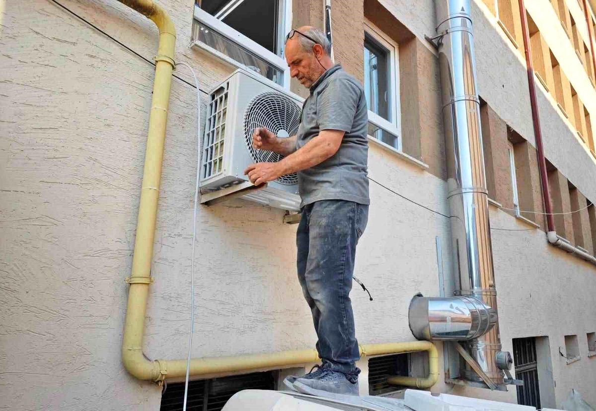Osmaneli’nde 7 okula öğretmenler odasına klima desteği