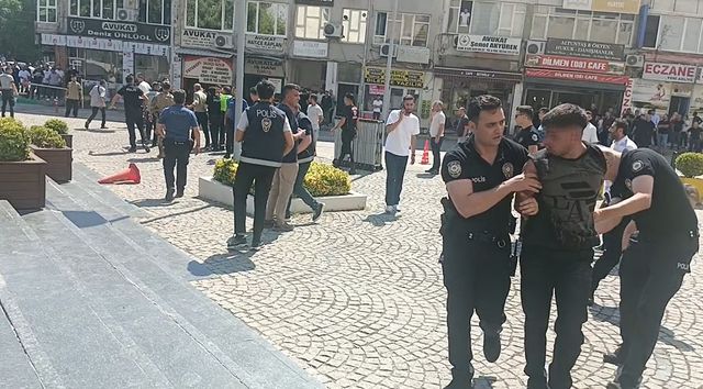Adliye önü bir anda savaş alanına döndü! 1 polis ve 2 şüpheli yaralandı: 5 gözaltı