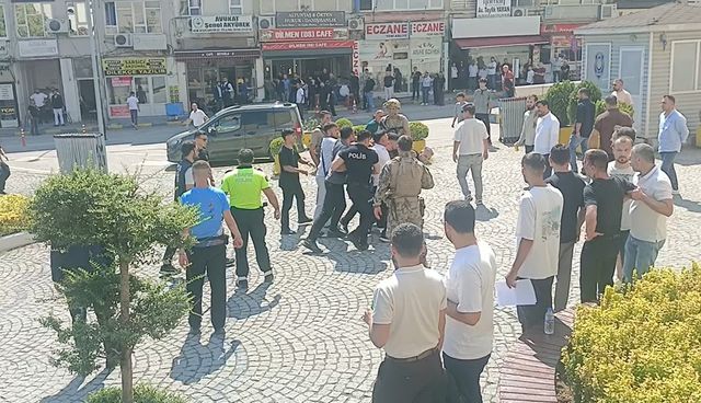 Adliye önü bir anda savaş alanına döndü! 1 polis ve 2 şüpheli yaralandı: 5 gözaltı