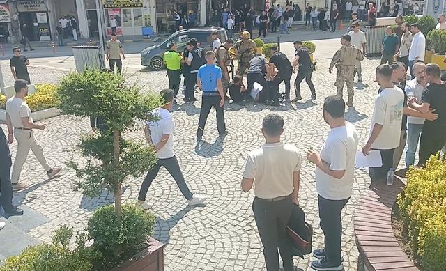 Adliye önü bir anda savaş alanına döndü! 1 polis ve 2 şüpheli yaralandı: 5 gözaltı