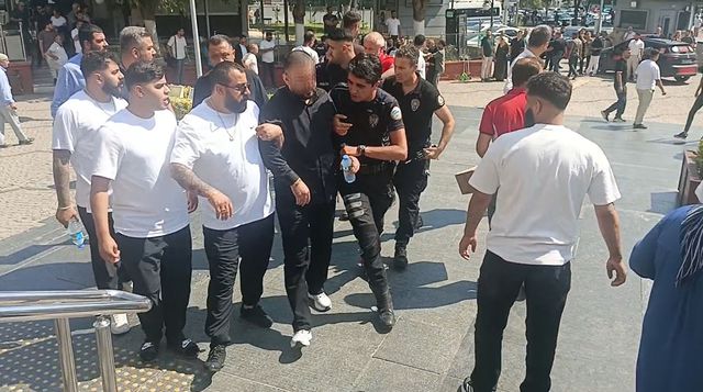 Adliye önü bir anda savaş alanına döndü! 1 polis ve 2 şüpheli yaralandı: 5 gözaltı